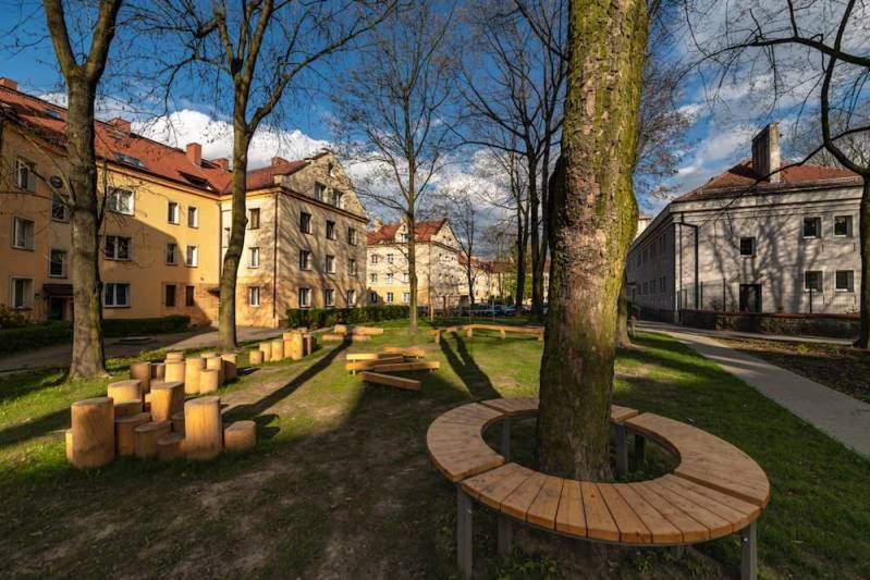 Tychy. Podwórko po rewitalizacji. Przyjazne miejsce dla seniorów i dzieci