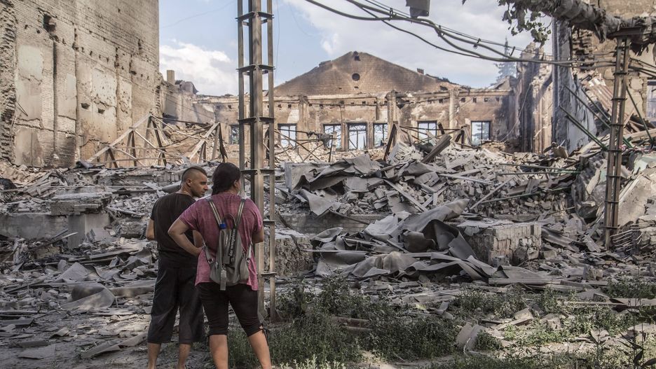 Destruction in the area of Severodonetsk
epa10020919 Locals look at destroyed buildings in Lysychansk after heavy fighting in the Luhansk area, Ukraine, 18 June 2022, five kilometers north-east of Severodonetsk. The city and its surroundings have turned into a battlefield in the past weeks. Russian troops on 24 February had invaded Ukraine, starting a conflict that provoked death, destruction and a humanitarian crisis ever since.  EPA/OLEKSANDR RATUSHNIAK 
Dostawca: PAP/EPA.
OLEKSANDR RATUSHNIAK