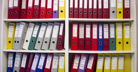 Dokumenty pracownicze po nowemu: pożegnanie z papierem i 50-letnim okresem przechowywania