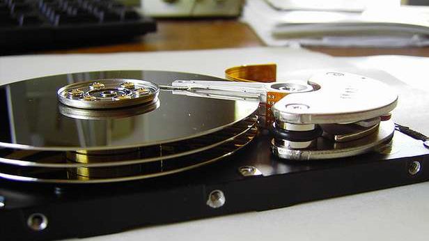 Jak wygląda dysk twardy od środka? Zobacz wideo 1