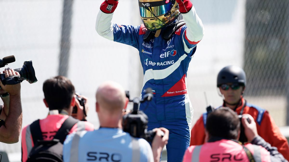 Zdjęcie okładkowe artykułu: Twitter / Renault / Na zdjęciu: Robert Shwartzman cieszący się ze zwycięstwa
