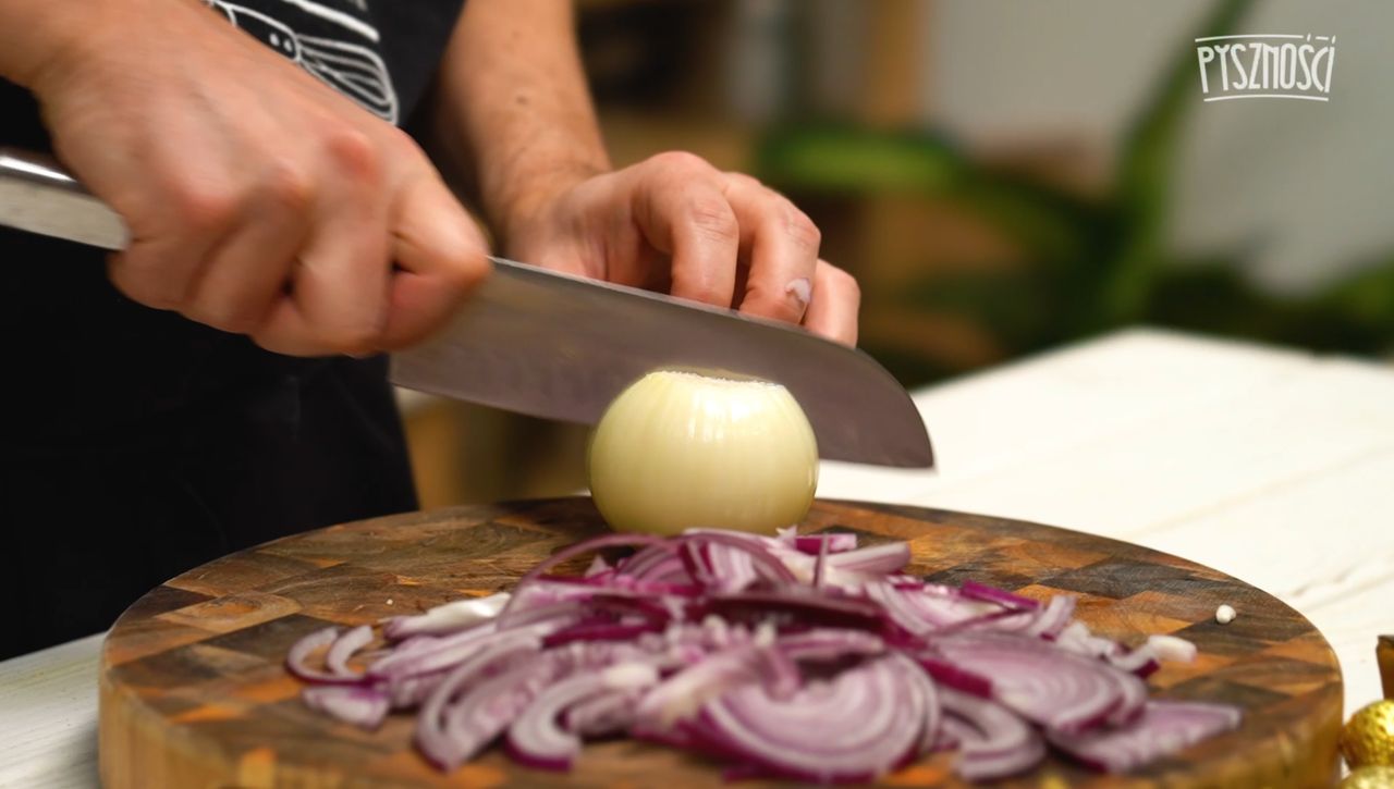 Slicing vegetables for pork neck