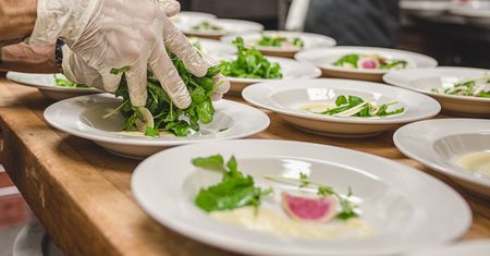 Otworzyły restaurację w lockdown. Dostały 23 zarzuty. Wygrały w sądzie