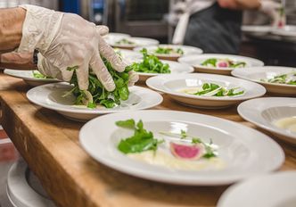 Otworzyły restaurację w lockdown. Dostały 23 zarzuty. Wygrały w sądzie