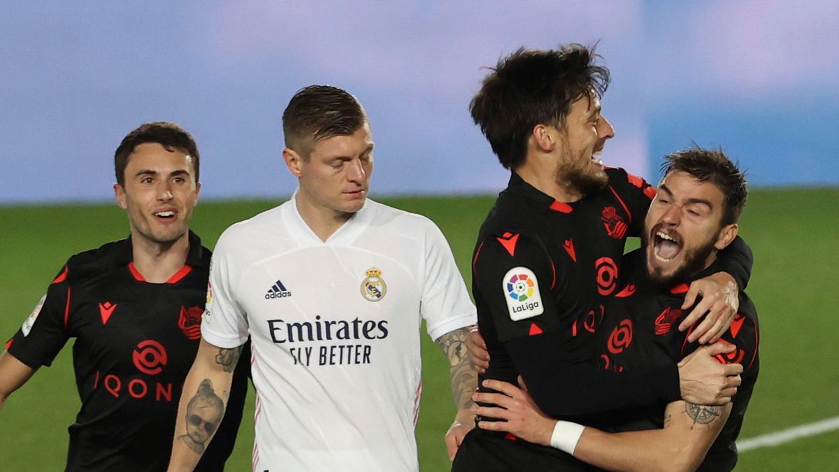 Radość piłkarzy Realu Sociedad Pomiędzy nimi Toni Kroos z Realu Madryt