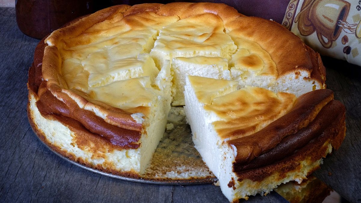 Sernik, który zrobisz bez grama sera. Smakuje lepiej niż klasyczny