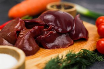 Tego nie dodawaj podczas smażenia wątróbki. Wyjdzie twarda