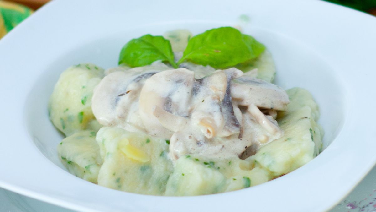 Kopytka z topinamburu z sosem pieczarkowym