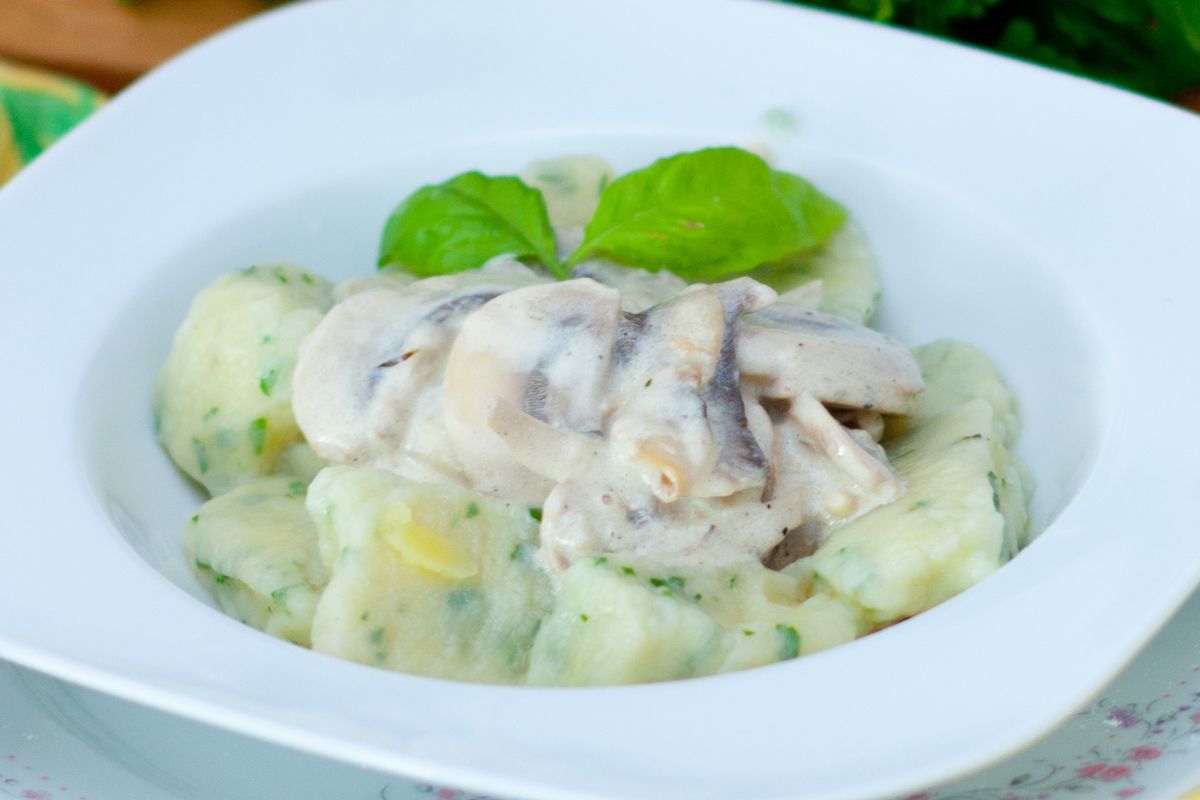 Przepis na kopytka z niedocenianej bulwy. Dosłownie rozpływają się w ustach