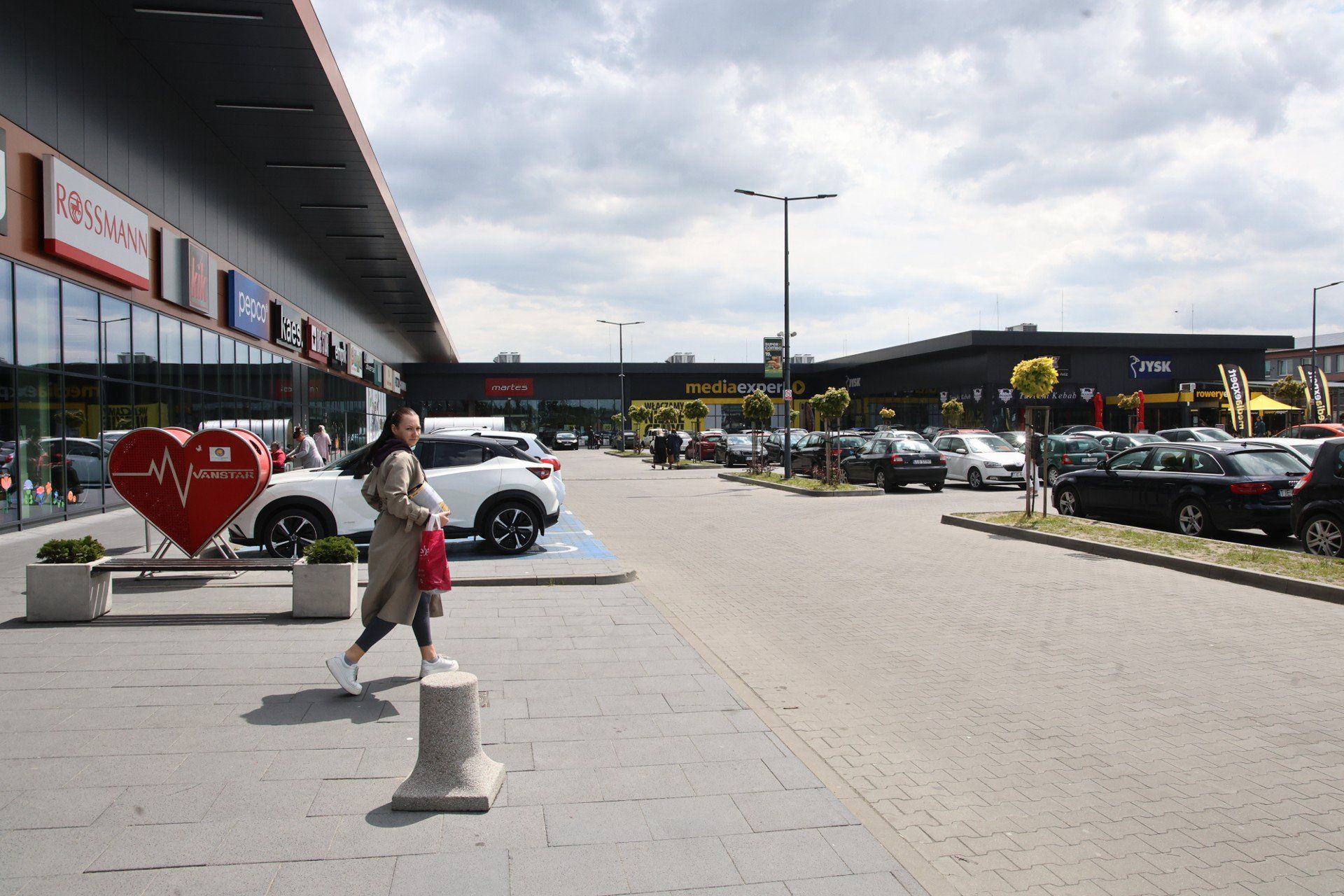 Tak się prezentuje Galeria Handlowa Sekunda w Jędrzejowie. Zdjęcia z maja 2025 roku.