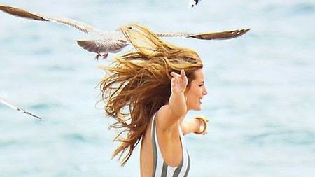 18-letnia gwiazda w sesji na plaży
