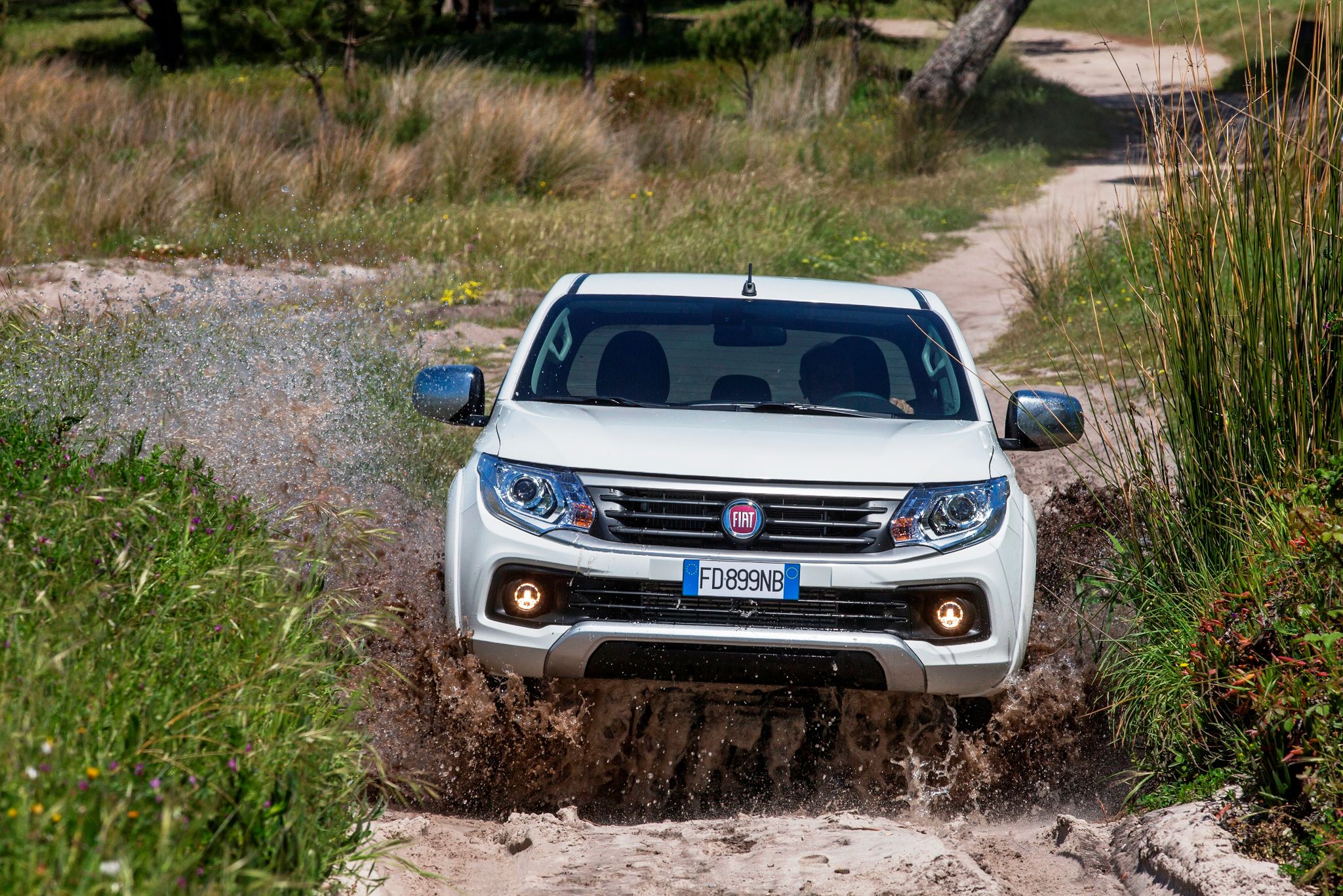 Nie będzie dużym nadużyciem, że to mitsubishi l200. Natomiast błędem jest twierdzić, że to auto firmy Mitsubishi lub model L200.