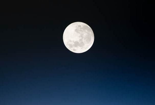 Niebieski Księżyc zdarza się raz na 2,5 roku. Co jeszcze zobaczymy we wrześniowe noce?