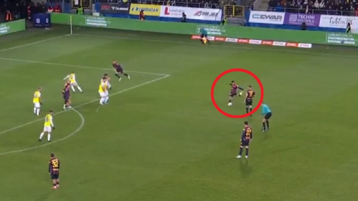 Screen / Canal+Sport / Na zdjęciu: Wahan Biczachczjan zaskoczył Kacpra Rosę strzałem z rzutu wolnego