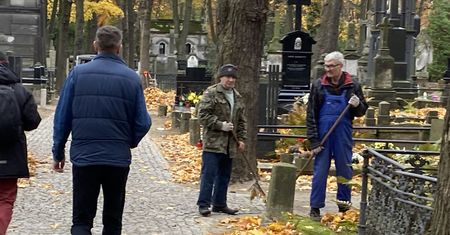 Wszystkich Świętych. Sanepid apeluje: na cmentarze w maseczkach