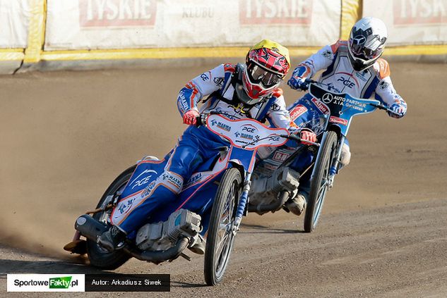 Krystian Rempała (kask żółty) wygryzł ze składu Marco Gaschkę i w niedzielę stworzy formację juniorską z Łukaszem Sówką (biały)