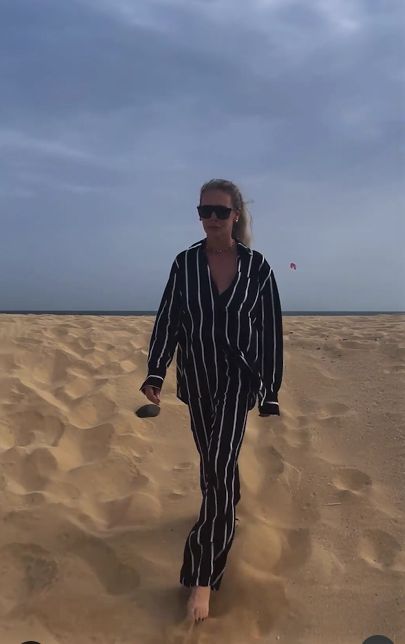 Bogna Sworowska w piżamie na plaży