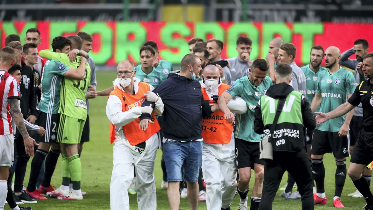 Zdjęcie okładkowe artykułu: PAP / Leszek Szymański / Na zdjęciu: interweniujące służby porządkowe po wygranym meczu grupy mistrzowskiej piłkarskiej Ekstraklasy Legii Warszawa z Cracovią