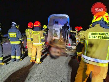 Kalenice: Wypadek na A2. Bus wjechał w przyczepę przewożącą konie