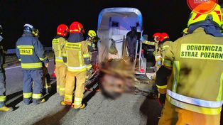 Kalenice: Wypadek na A2. Bus wjechał w przyczepę przewożącą konie