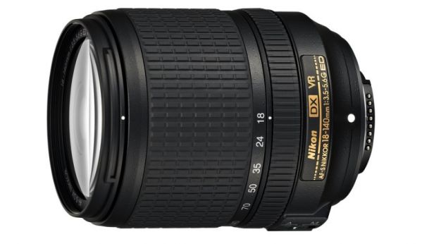 Premiery Nikona: obiektyw NIKKOR 18–140 mm f/3,5–5,6 oraz prosta lampa SB-300 1