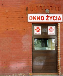 W warszawskim Oknie Życia znaleziono niemowlę z karteczką i stertą pakunków