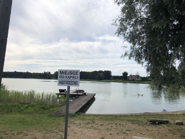 Plaża wiejska. Po drugiej stronie, za drzewami, rezydencja Lewandowskich / Fot. Bartosz Zimkowski