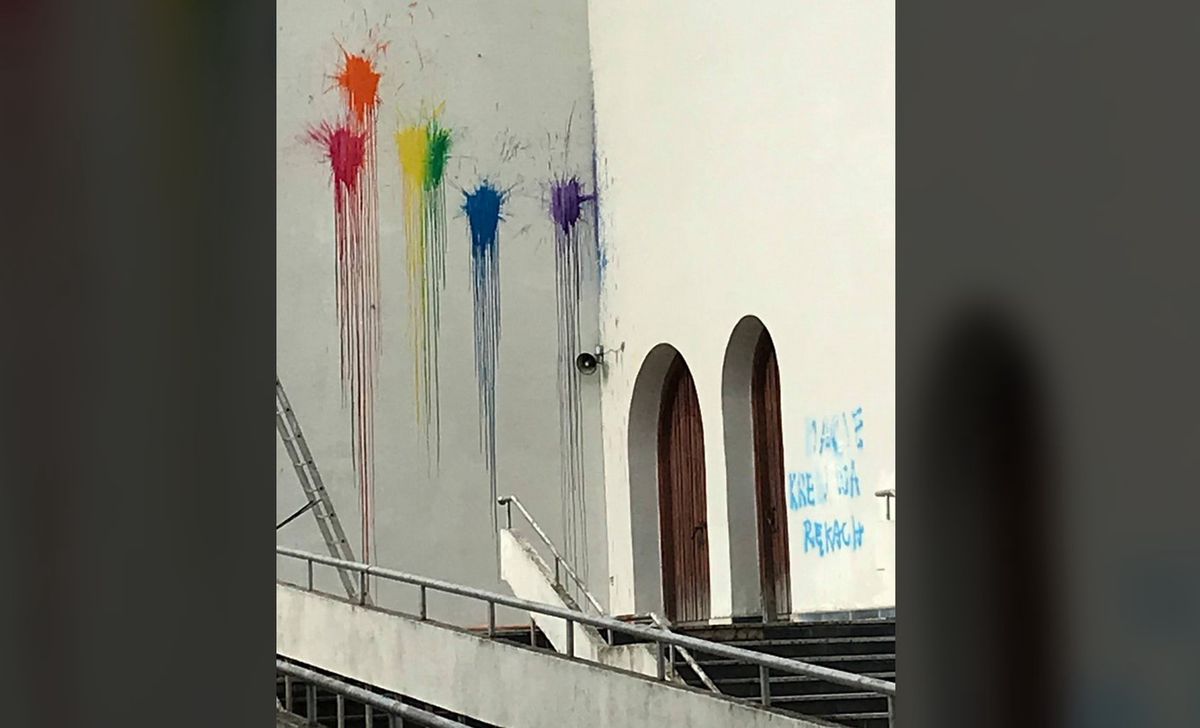 Szczecin. Napisy "Tylko LGBT" na budynku kościeła. Policja szuka sprawców (screen: FB/FideiDefensorPL)