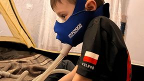 6-latek śpi z ojcem na balkonie. O Polaku będzie mówił cały świat!