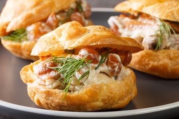 Robię szybki farsz z szynki i nadziewam ptysie. Kanapki i sałatki idą w odstawkę