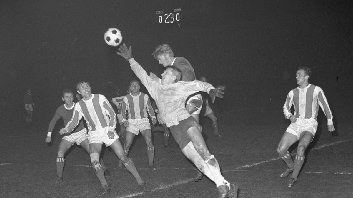 Konrad Kornek, bramkarz Odry Opole, podczas meczu z Górnikiem Zabrze w 1969 r