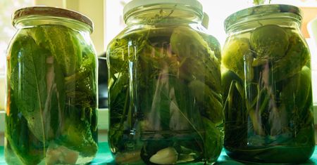 Układam ogórki w słoikach i robię specjalną zaprawę. Każdy, kto spróbuje, prosi mnie o przepis