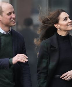 Książę William i księżna Kate uśmiechnięci od ucha do ucha. Chyba nie czytali książki Harry'ego