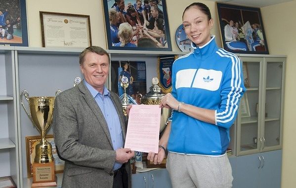 Jekaterina Gamowa wraz z dyrektorem klubu Siergiejem Czernyszewem tuż po podpisaniu kontraktu (fot. dinamo-kazan.com)