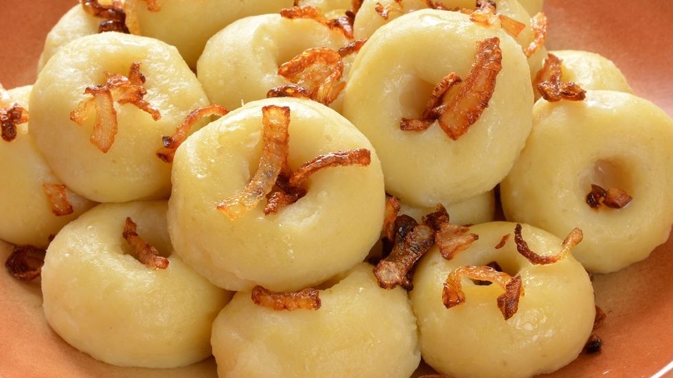 Kluski śląskie z żółtkiem – prosty sposób na idealną konsystencj