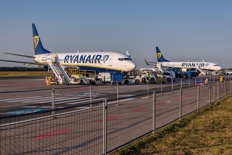ryanair, modlin, samolot, lotnisko, loty, lotnictwo