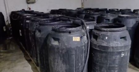 Bimbrownia na pełnych obrotach w Suwałkach: 41-latek wpadł z 10 tys. litrów nielegalnego trunku