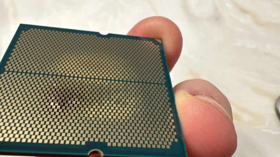 Spalony procesor AMD Ryzen 9 7950X3D.