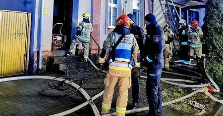 Policjanci zatrzymali podpalaczy kamienicy w centrum Szamocina