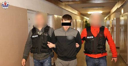 Ukradł dwa auta na Czechowie. Wpadł, gdy chciał dostać się pieszo do naszego kraju