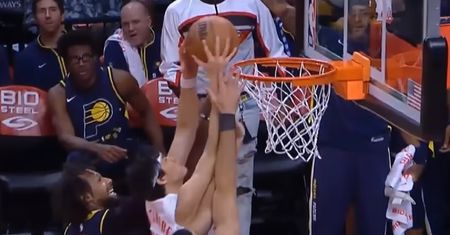 Komedia w NBA. Zawodnik pomylił kosze! To trzeba zobaczyć