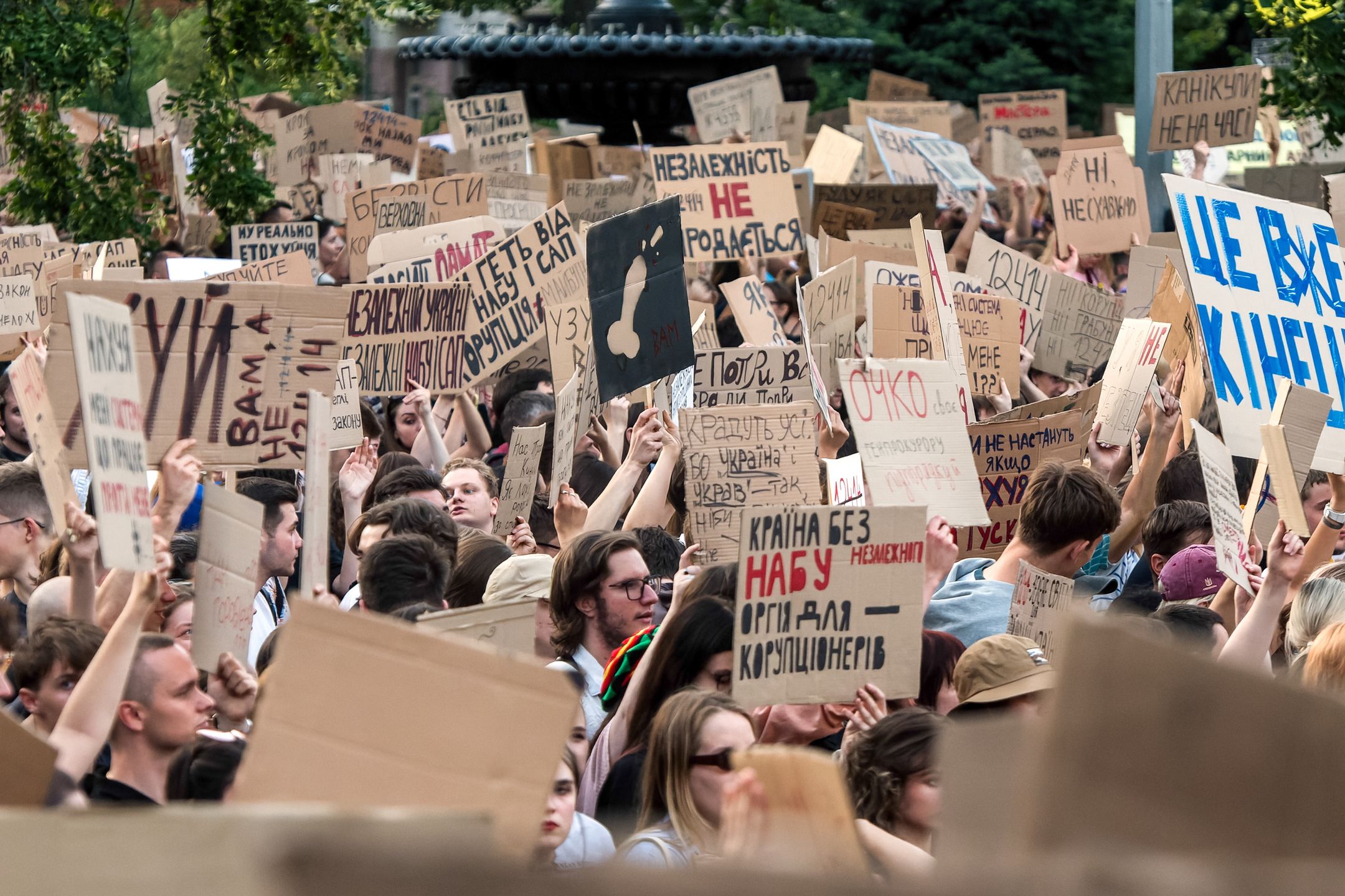 Kijów, Ukraina, 23.07.2025. Wiec przeciwko przyjętej przez Radę Najwyższą ustawie, która ogranicza niezależność Narodowego Biura Antykorupcyjnego Ukrainy (NABU) i Specjalnej Prokuratury Antykorupcyjnej (SAP), w Kijowie, 23 bm. Dzisiaj w wielu dużych miastach Ukrainy, w tym w Kijowie, Charkowie, Lwowie, Winnicy i Mikołajowie, odbyły się protesty. (ad) PAP/Vladyslav Musiienko ***Do tego materiału zdjęciowego dostępna jest również depesza w systemie CSI, pt.: Ukraina/ Zełenski zapowiedział stworzenie nowej ustawy o instytucjach antykorupcyjnych***