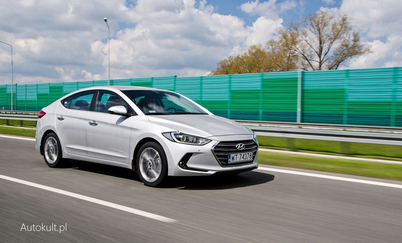 Nowy Hyundai Elantra tylko z pozoru ma taki sam przód jak i30. W rzeczywistości wygląda inaczej, lepiej i jest zupełnie odrębnym modelem.