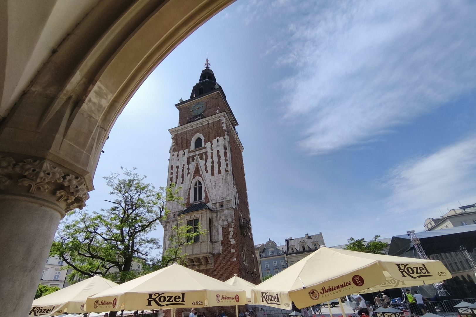 Wieża ratuszowa na Rynku Głównym w Krakowie z powodzeniem może konkurować z tą włoską, w Pizie, bo również nie stoi całkiem prosto. Jej odchylenie od pionu wynosi ok. 55 centymetrów. 