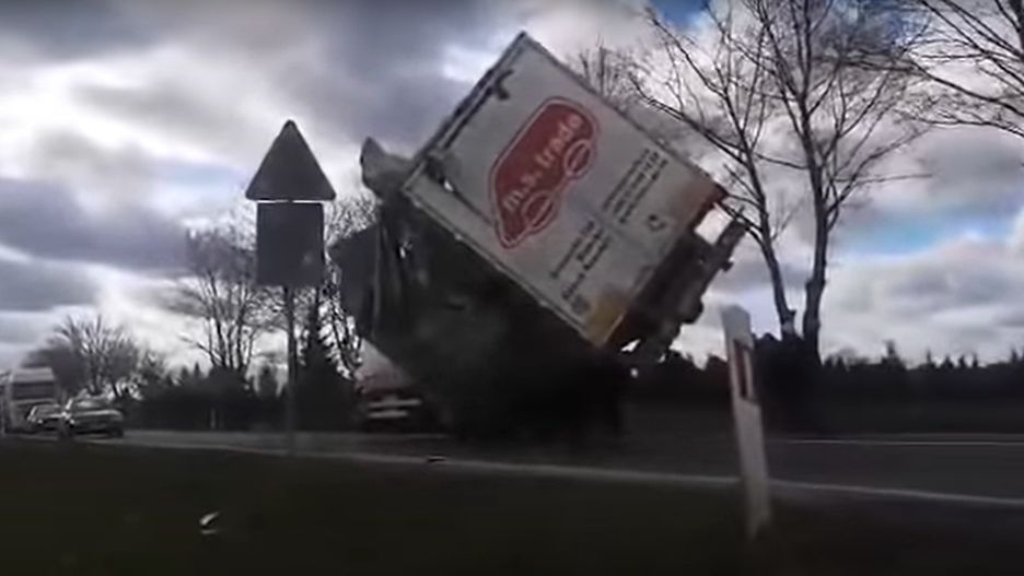 Wiatr daje się we znaki kierowcom. Pod Wrocławiem ciężarówka zawisła nad jezdnią. Fot. YouTube