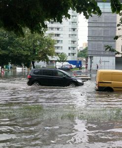 Burza w Warszawie. Gwałtowna ulewa, zalane ulice i place stolicy. "Mamy Armagedon"