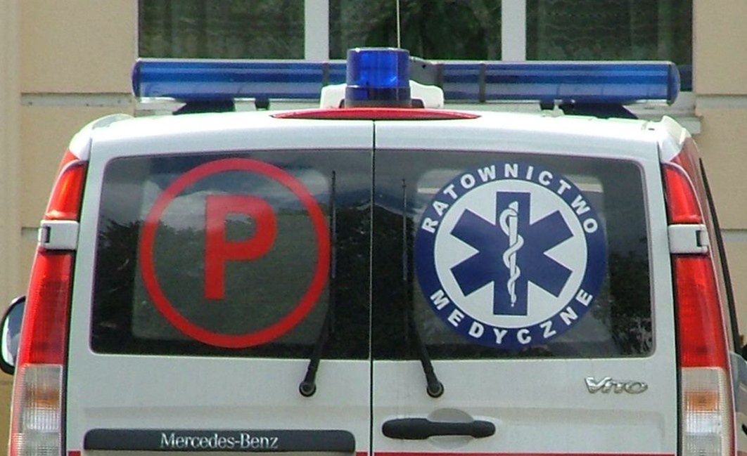 Koronawirus w Polsce. Kalisz. Karetki z chorymi czekały 6 godzin. Wezwano policję(Wikimedia Commons)