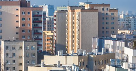 Warszawa. Rzucała z balkonu nożami, walizkami i doniczkami