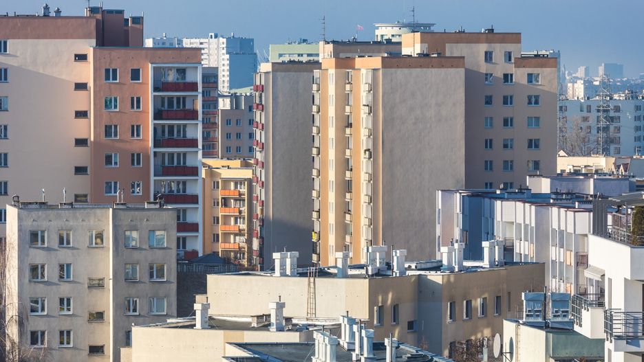 Kobieta z bloku na Gocławiu wyrzucała z balkonu różne przedmioty.