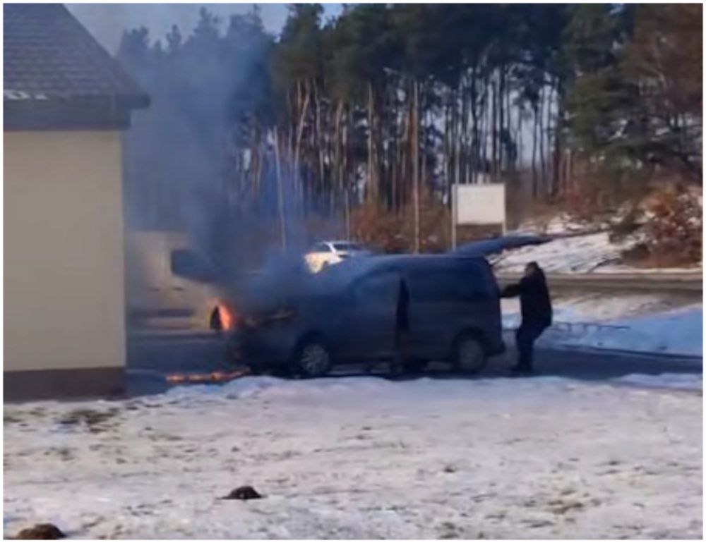 Tak ratowali budynek marketu, aby nie zajął się ogniem.